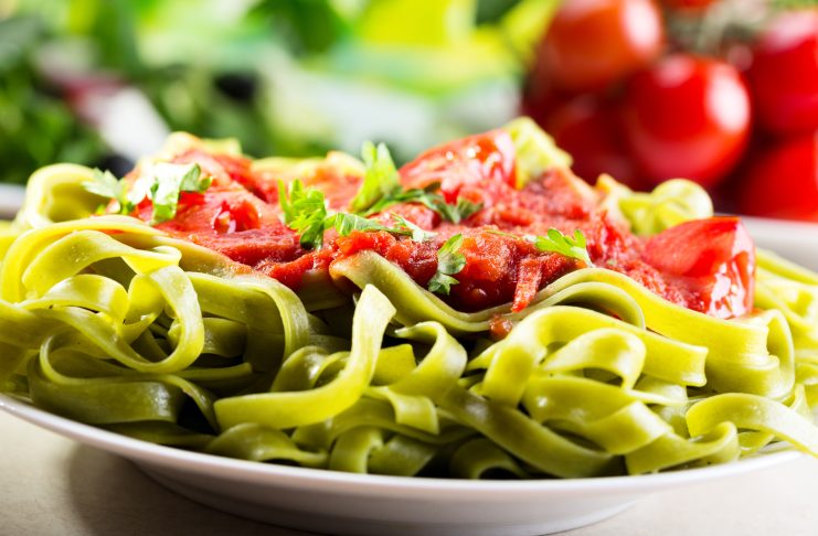 Tagliatelle verdi in salsa rossa