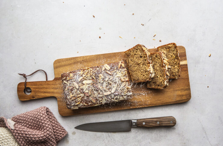 Come fare il plumcake vegano soffice di mandorle e yogurt