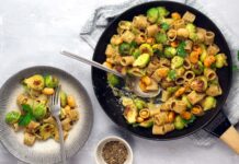 Padellata di pasta, crema di fagioli e cavoletti di Bruxelles