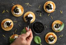 Blinis con panna acida e caviale di olive