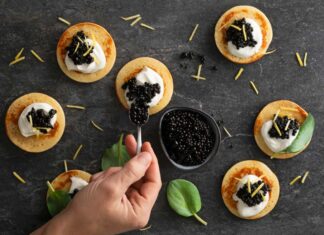 Blinis con panna acida e caviale di olive