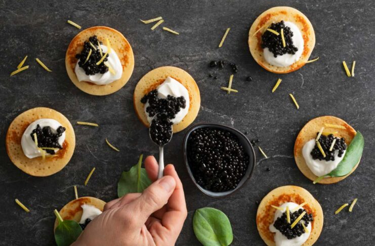 Blinis con panna acida e caviale di olive