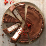 Torta ai due cioccolati con mousse bianca al peperoncino