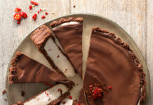 Torta ai due cioccolati con mousse bianca al peperoncino