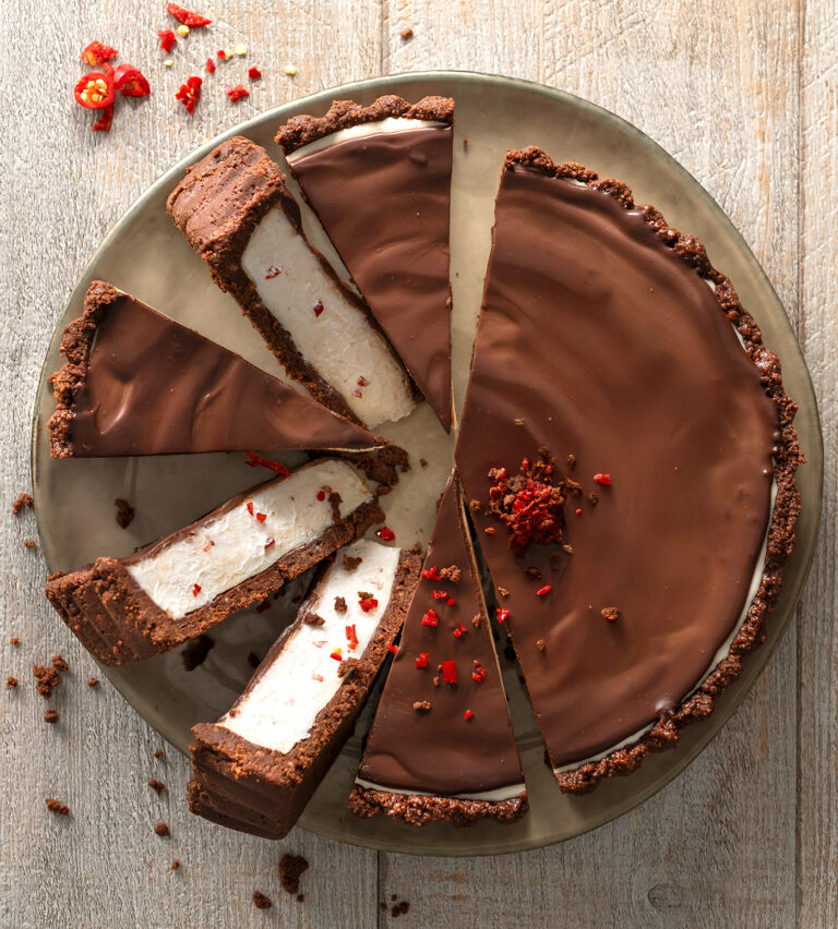 Torta-due-cioccolati Torta ai due cioccolati con mousse bianca al peperoncino