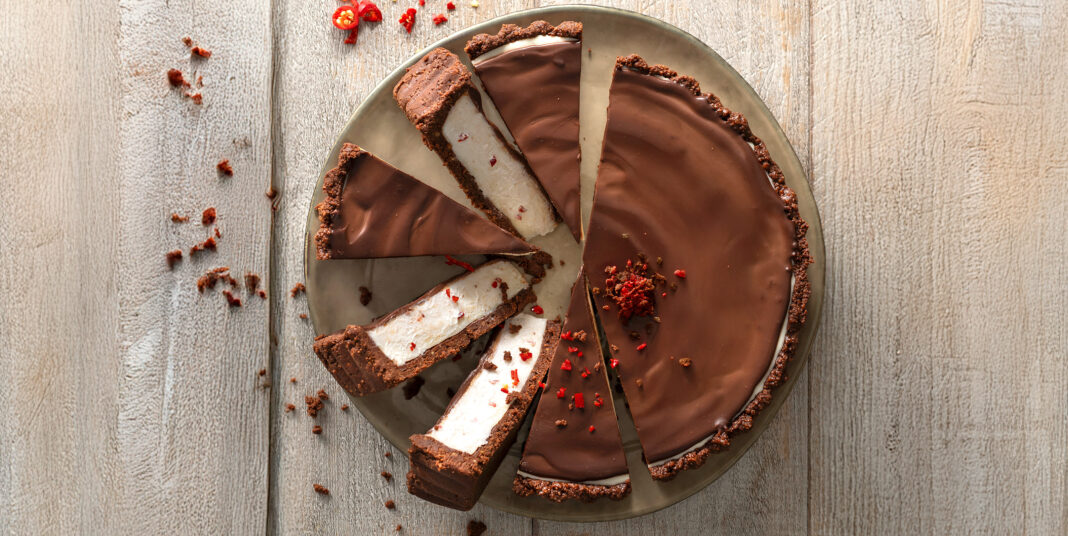 Torta ai due cioccolati con mousse bianca al peperoncino