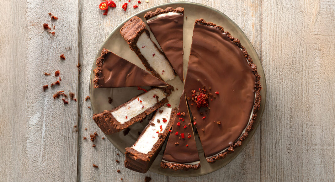 Torta ai due cioccolati con mousse bianca al peperoncino