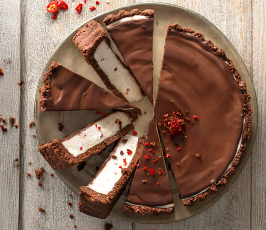 Torta ai due cioccolati con mousse bianca al peperoncino