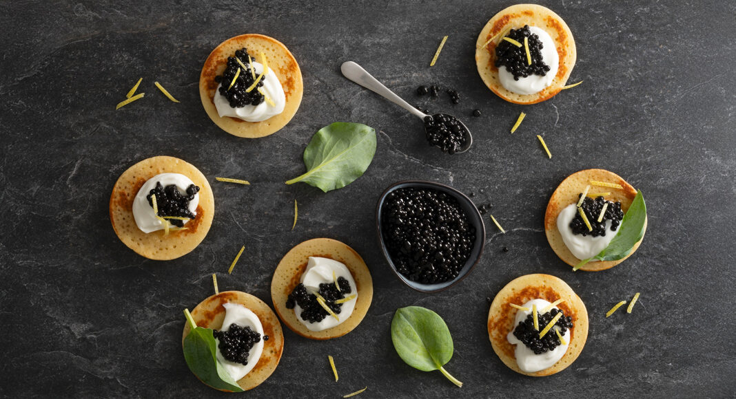 Blinis con panna acida e caviale di olive