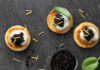 Blinis con panna acida e caviale di olive