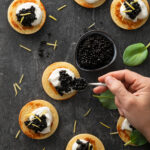 Blinis con panna acida e caviale di olive