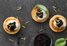 Blinis con panna acida e caviale di olive