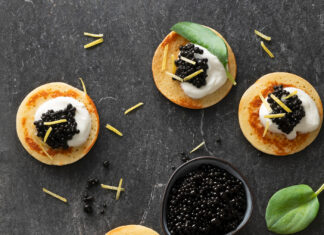 Blinis con panna acida e caviale di olive