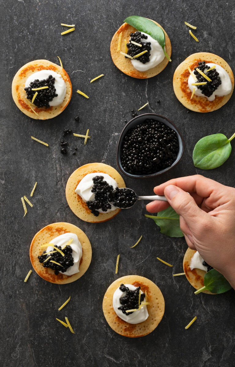blinis-pate-olive Blinis con panna acida e caviale di olive