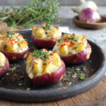 Cipolle rosse ripiene con patate e formaggio