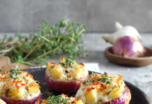 Cipolle rosse ripiene con patate e formaggio