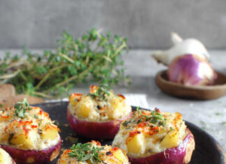 Cipolle rosse ripiene con patate e formaggio