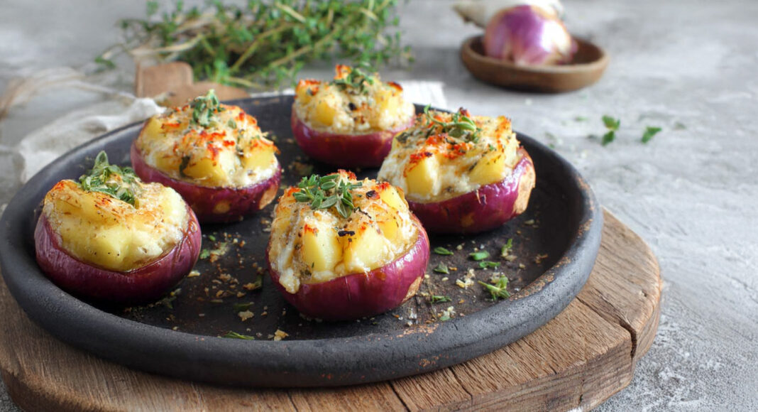 Cipolle rosse ripiene con patate e formaggio