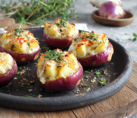 Cipolle rosse ripiene con patate e formaggio