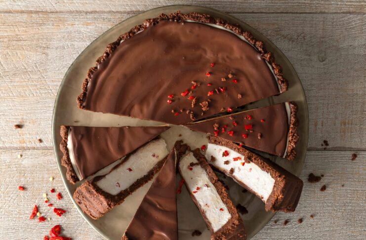 Torta ai due cioccolati con mousse bianca al peperoncino