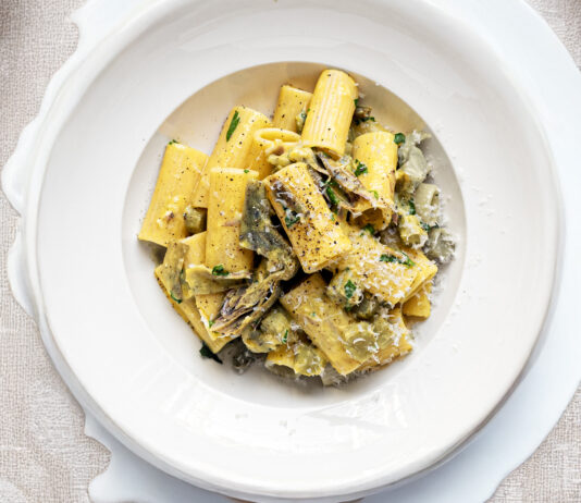Finta carbonara: rigatoni con fricassea di carciofi