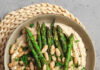 Hummus di cannellini al prezzemolo con asparagi