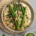 Hummus di cannellini al prezzemolo con asparagi