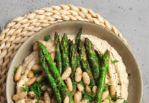Hummus di cannellini al prezzemolo con asparagi