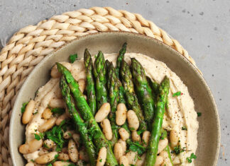 Hummus di cannellini al prezzemolo con asparagi