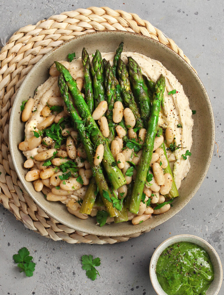 Hummus di cannellini al prezzemolo con asparagi