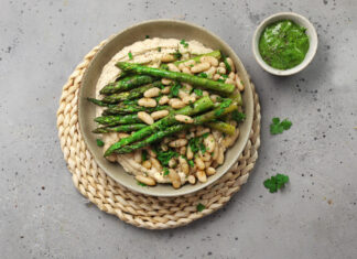 Hummus di cannellini al prezzemolo con asparagi