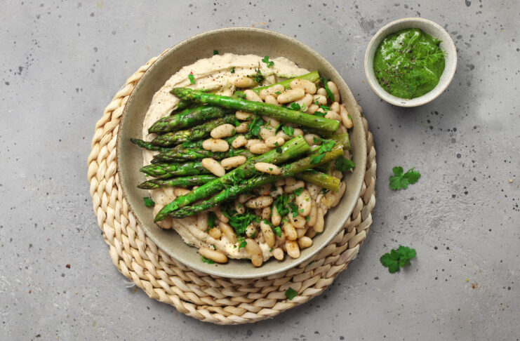 Hummus di cannellini al prezzemolo con asparagi