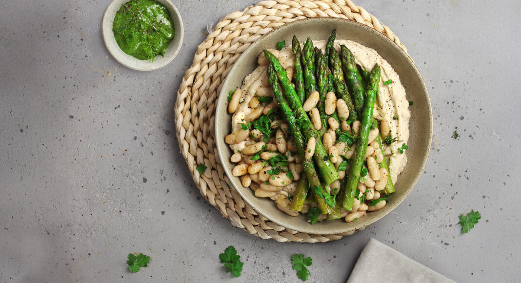 Hummus di cannellini al prezzemolo con asparagi