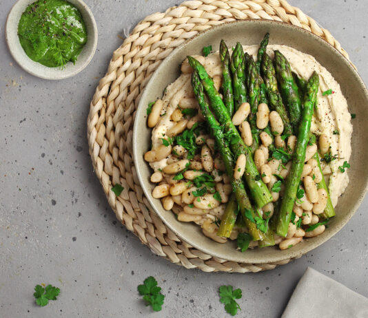 Hummus di cannellini al prezzemolo con asparagi