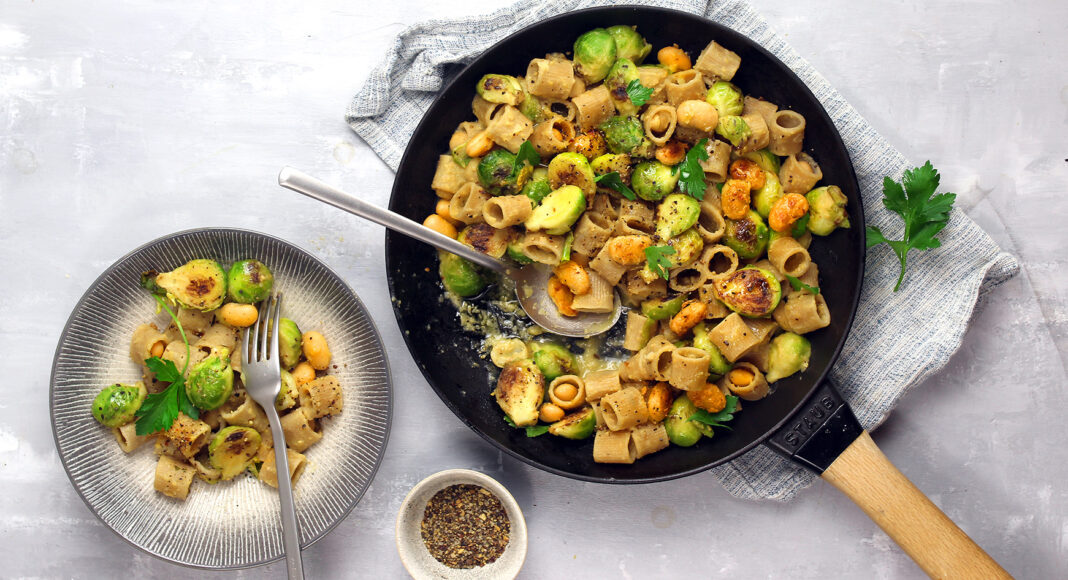 Padellata di pasta, crema di fagioli e cavoletti di Bruxelles