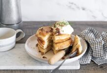 Pancake salati alla fontina con panna acida e noci pecan