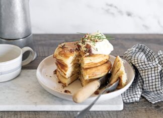 Pancake salati alla fontina con panna acida e noci pecan
