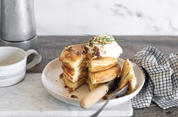 Pancake salati alla fontina con panna acida e noci pecan