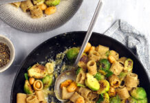 Padellata di pasta, crema di fagioli e cavoletti di Bruxelles