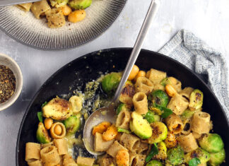 Padellata di pasta, crema di fagioli e cavoletti di Bruxelles