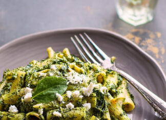 Pasta alla crema di cavolo nero e feta