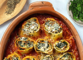 Rotolini ripieni al forno con salsa di pomodoro