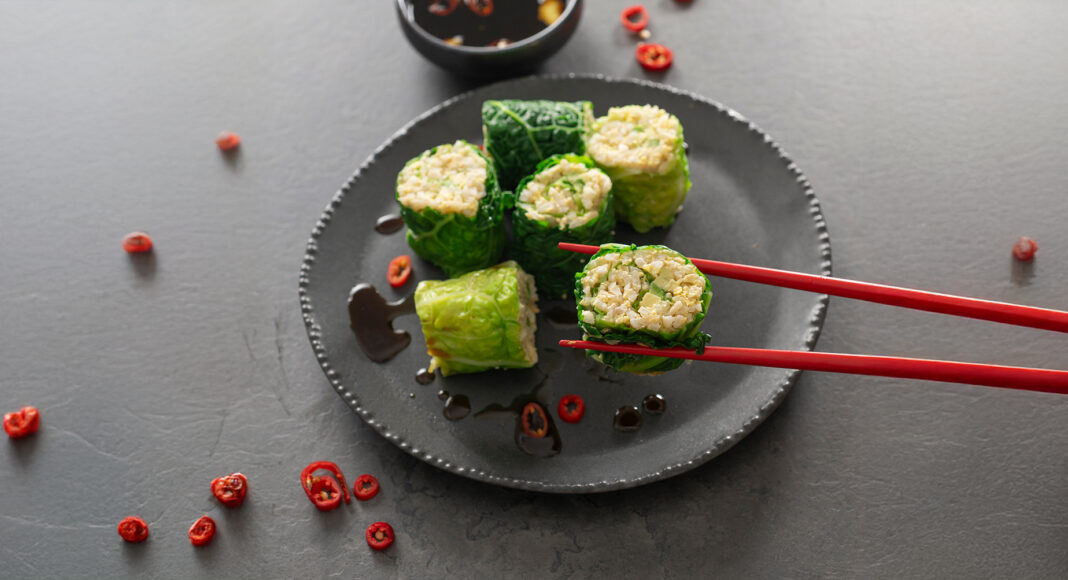 Sushi integrale di verza e avocado con salsa allo zenzero