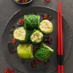 Sushi integrale di verza e avocado con salsa allo zenzero