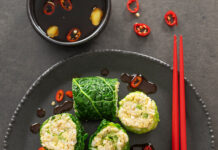 Sushi integrale di verza e avocado con salsa allo zenzero