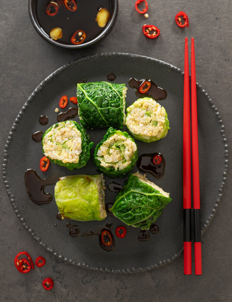 sushi-verza-integrale Sushi integrale di verza e avocado con salsa allo zenzero