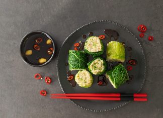 Sushi integrale di verza e avocado con salsa allo zenzero