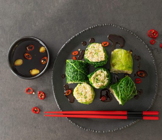 Sushi integrale di verza e avocado con salsa allo zenzero