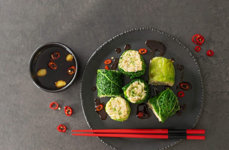 Sushi integrale di verza e avocado con salsa allo zenzero