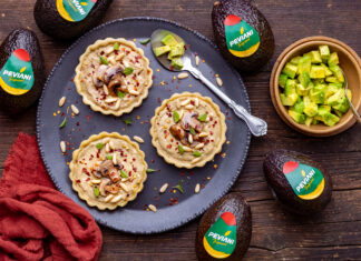 Mini tarte di brisè con crema di avocado e champignon